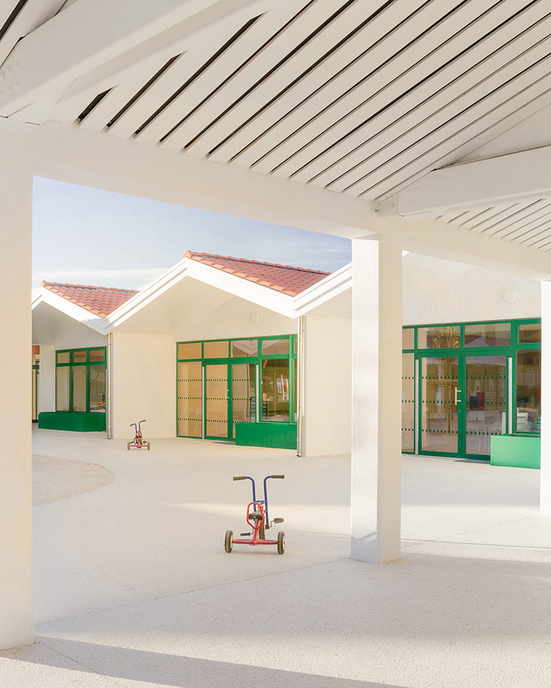 Vue extérieure de l'école maternelle à La Garde par VGH Company